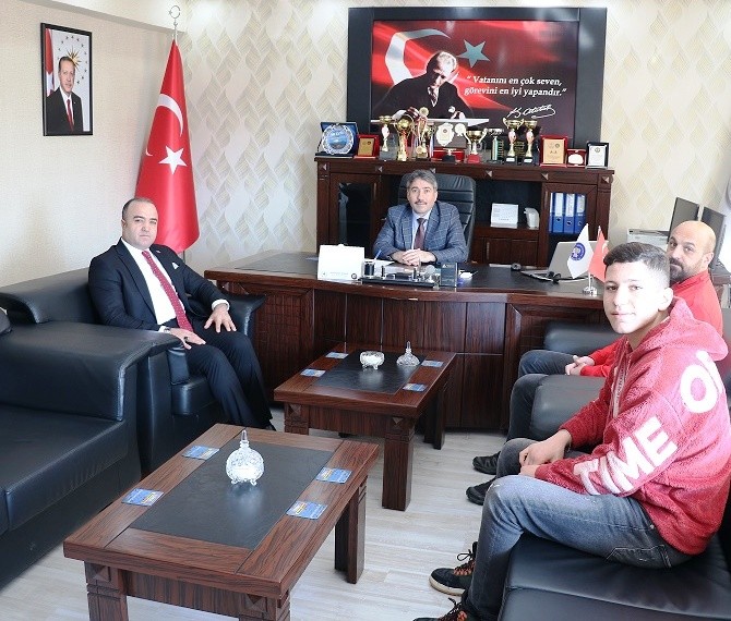 Ağrılı Boksör Ferhat İncekaya gümüş madalya ile döndü 