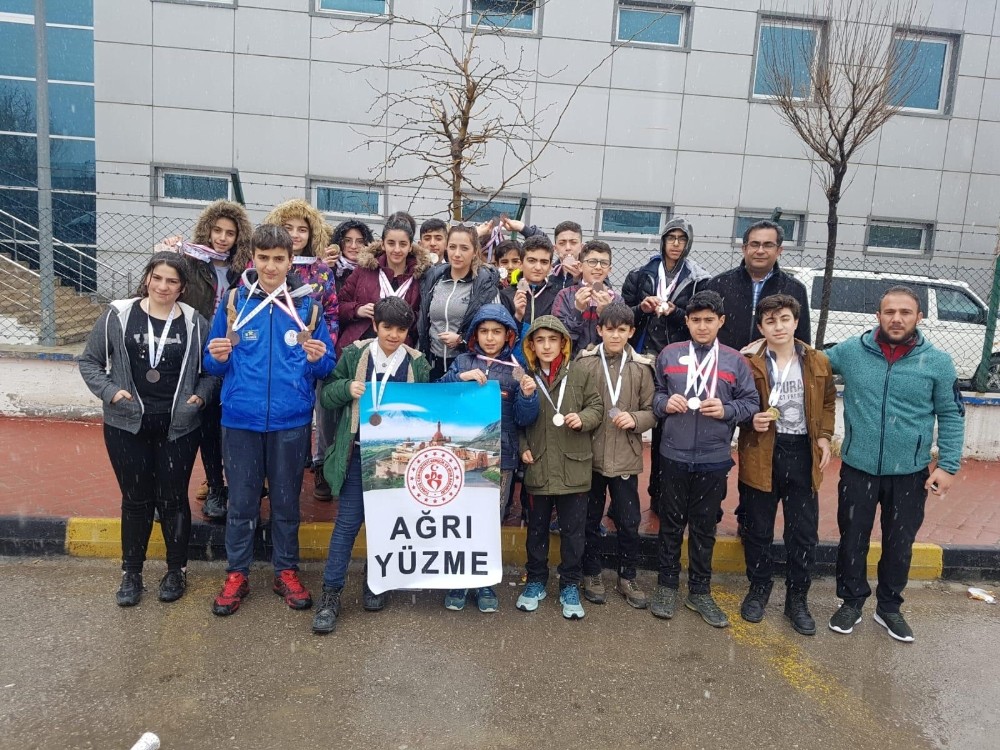 Ağrılı yüzücülerden 64 madalya 