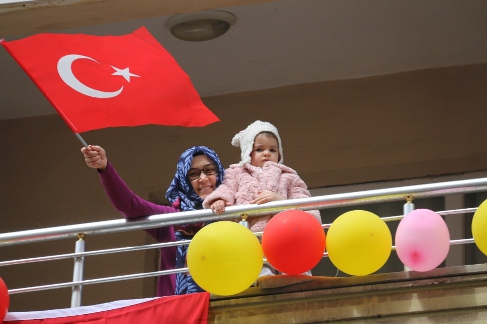Ağrılılar 23 Nisan Ulusal Egemenlik ve Çocuk Bayramı’nı balkonlardan kutladı 
