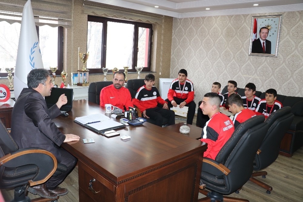 Ağrı’nın erkek güreş takımı yarı finale yükseldi 