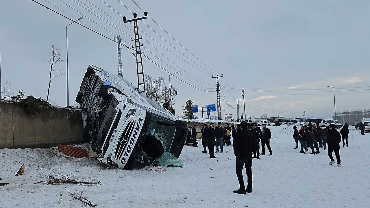 Yolcu otobüsü devrildi! Çok sayıda yaralı var