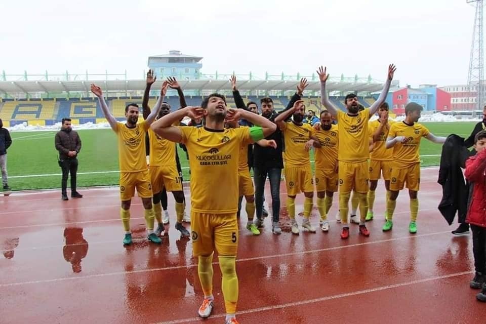 Ağrıspor şampiyonluğunu kutladı 