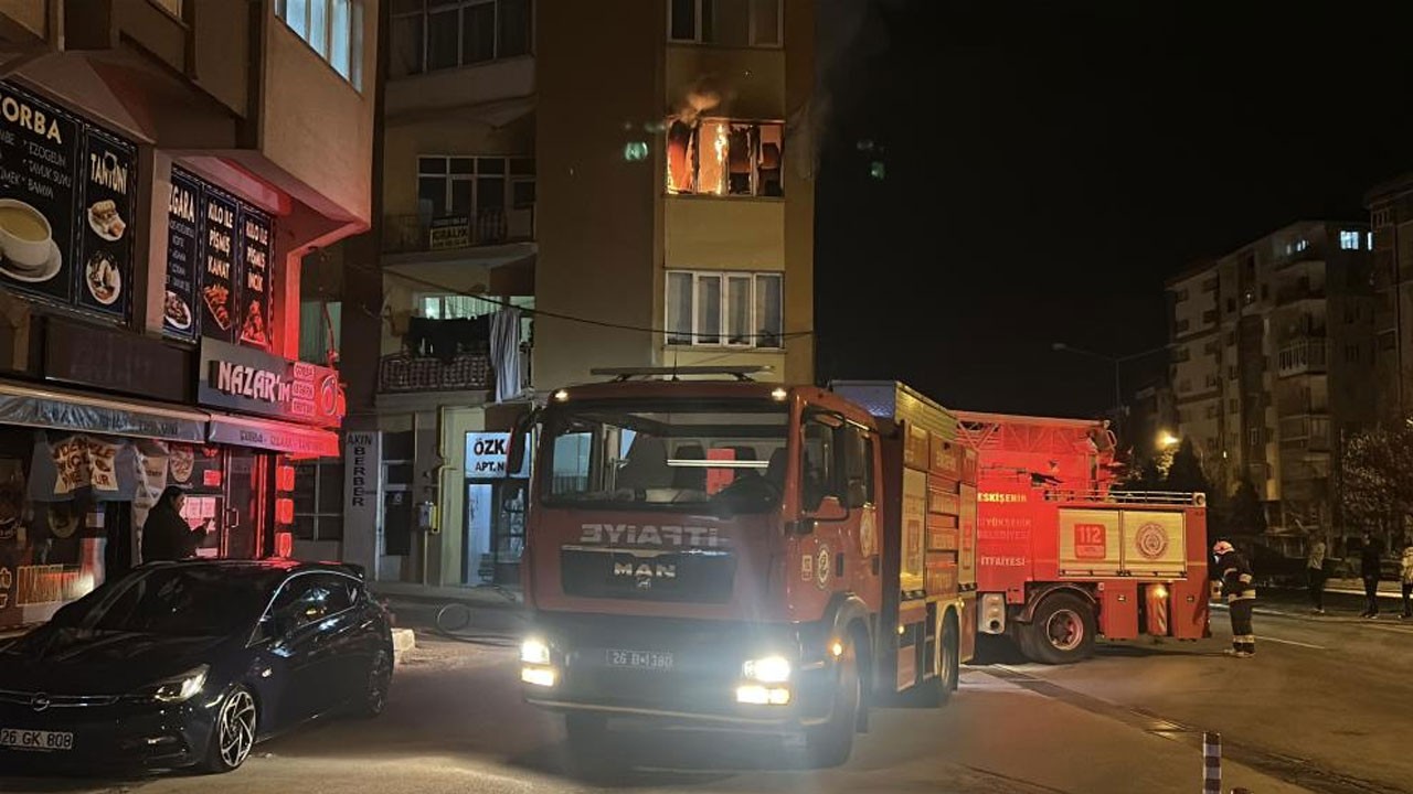 Ağzında sigarayla uyuyakaldı, evini yaktı