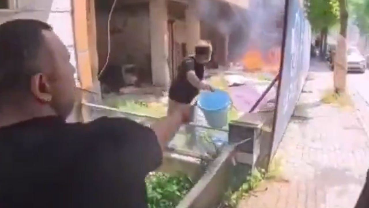 Ağzından sigarasıyla aracından inip yangını söndür