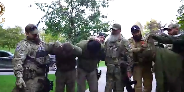 Ağzınız açık izleyeceksiniz! Kadirov'a esir asker hediye edildi