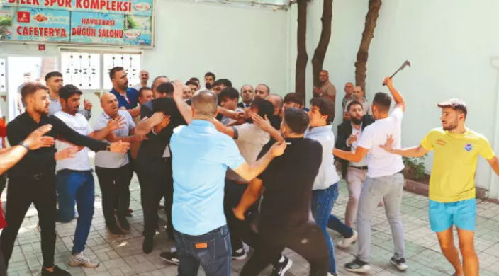 Ah bu CHP kongreleri! Yine karakolda sona erdi Orakla saldırdı bir çekiç eksikti