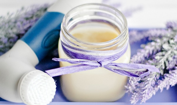 Ah, şu topuklar! İşte, bebek pürüzsüzlüğüne kavuşmanıza yardım edecek o krem