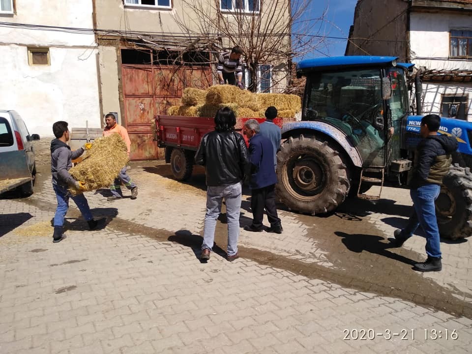 Ahırı yanan vatandaşa Çukurca halkından destek 
