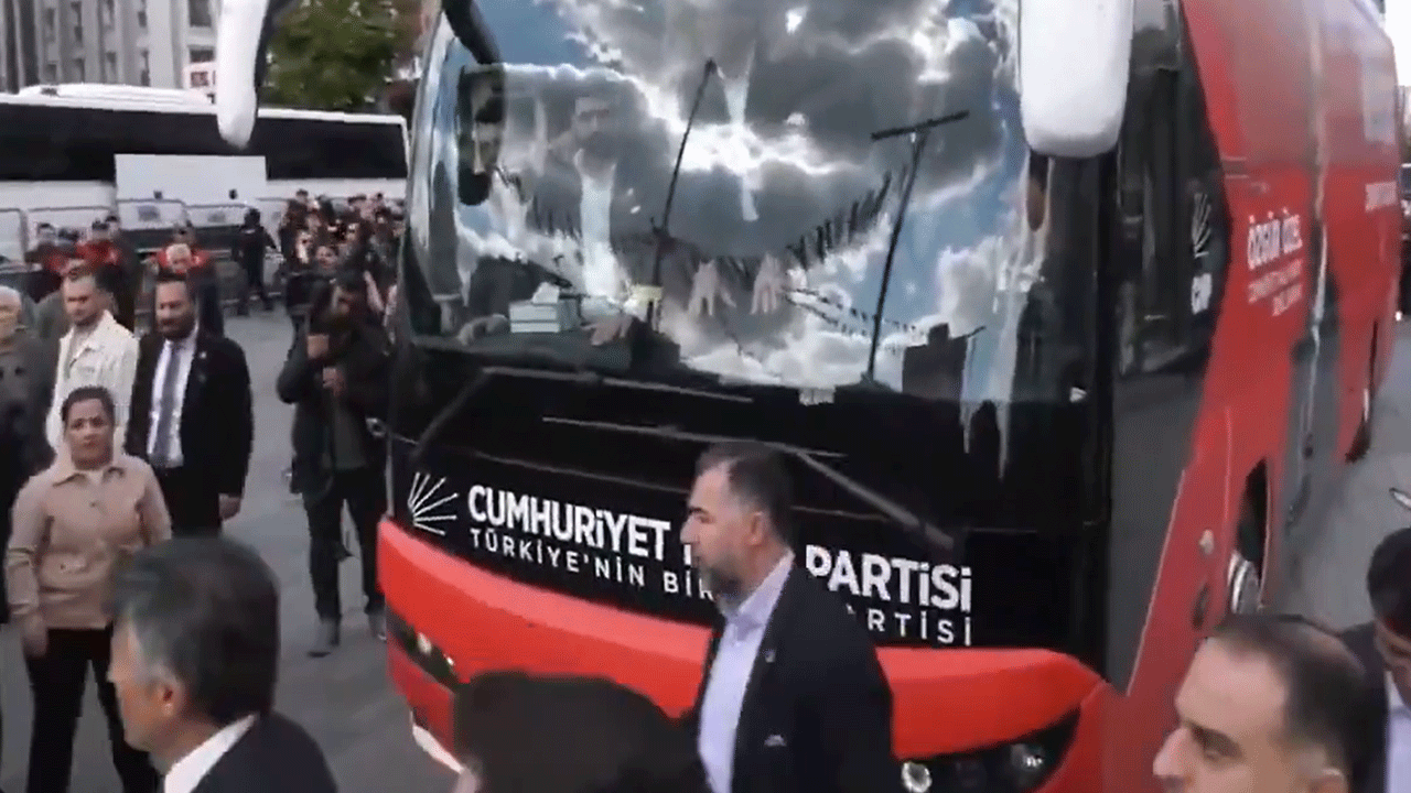 Ahlaksız kasetiyle gündeme gelen CHP'li Özgür Karabat polislerin üzerine otobüs sürdü