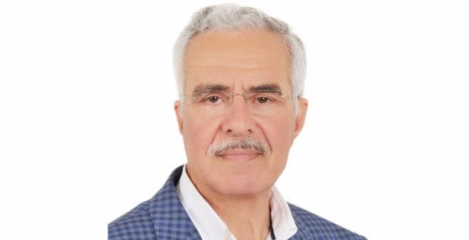 Ahlaksızlıkları paçalarından akıyor, paçalarından! Bunlar şeytana bile pabucunu ters giydirir