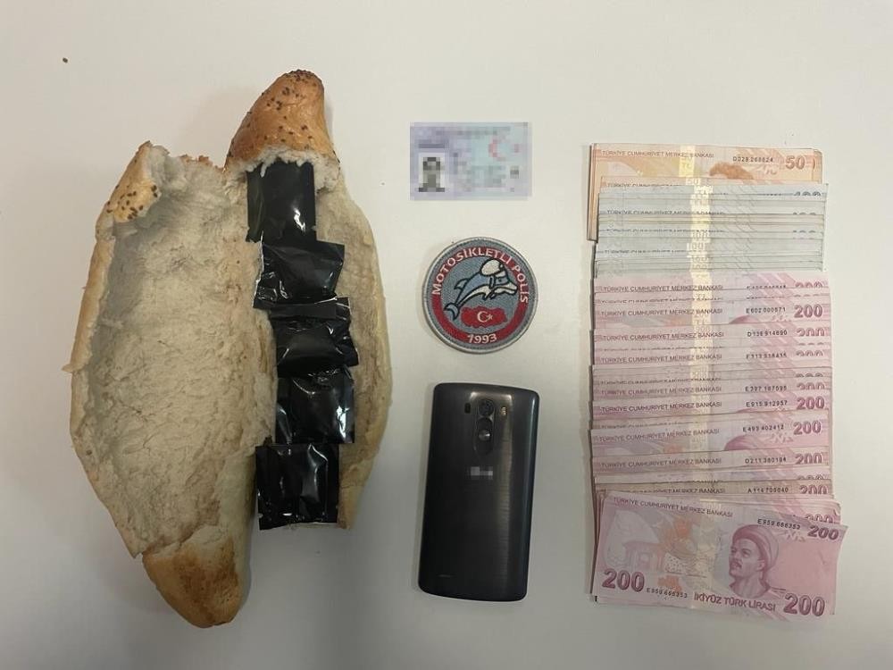 Ahlaksızlıkta son nokta! Ekmeğin içine bile bakın ne koymuşlar