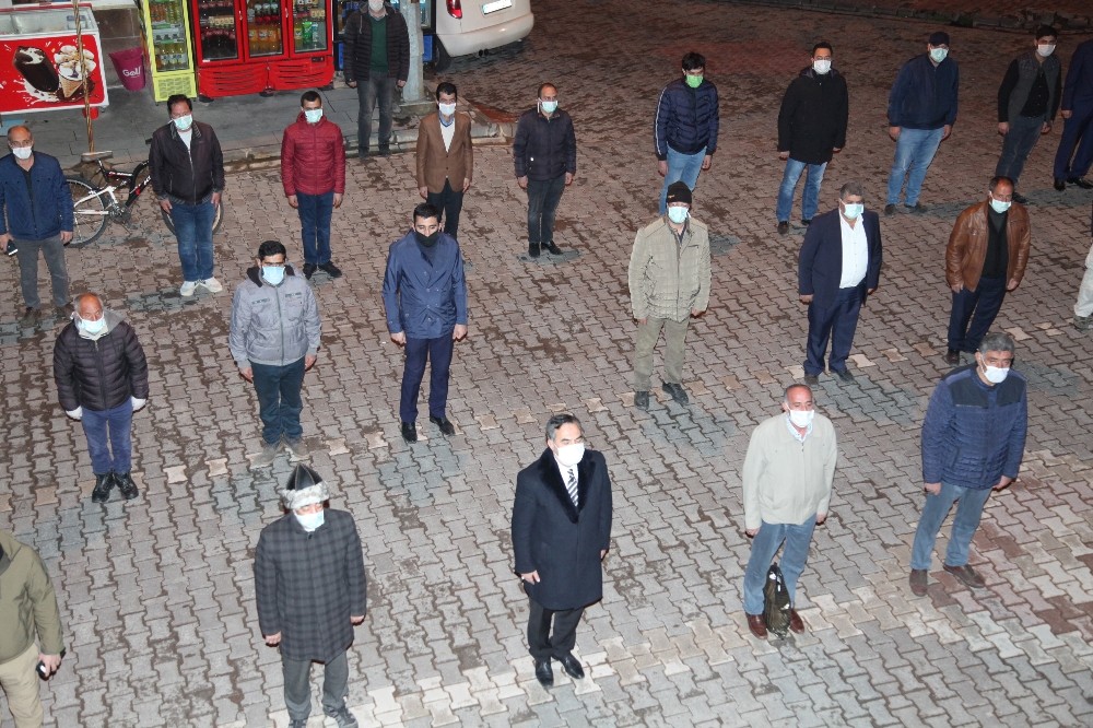 Ahlat Belediyesi personelleriyle İstiklal Marşı okudu 