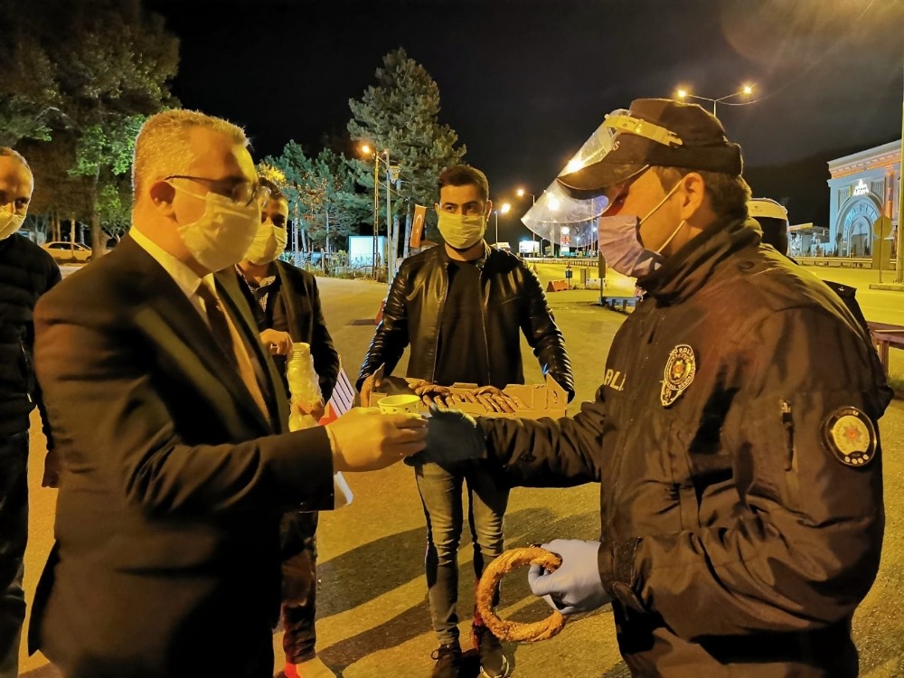 Ahlatcı’dan güvenlik güçleri ve sağlık çalışanlarına sürpriz 