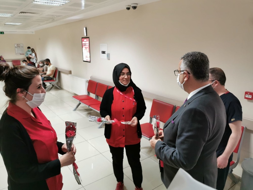 Ahlatcı’dan hemşirelere karanfil 