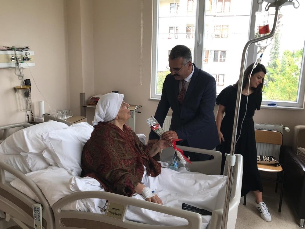 Ahlatcı’dan yatan hastalara ziyaret 