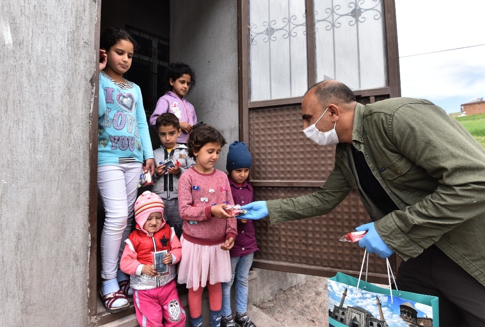 Ahlatlı çocuklara bu bayram şekerler kaymakam amcadan 