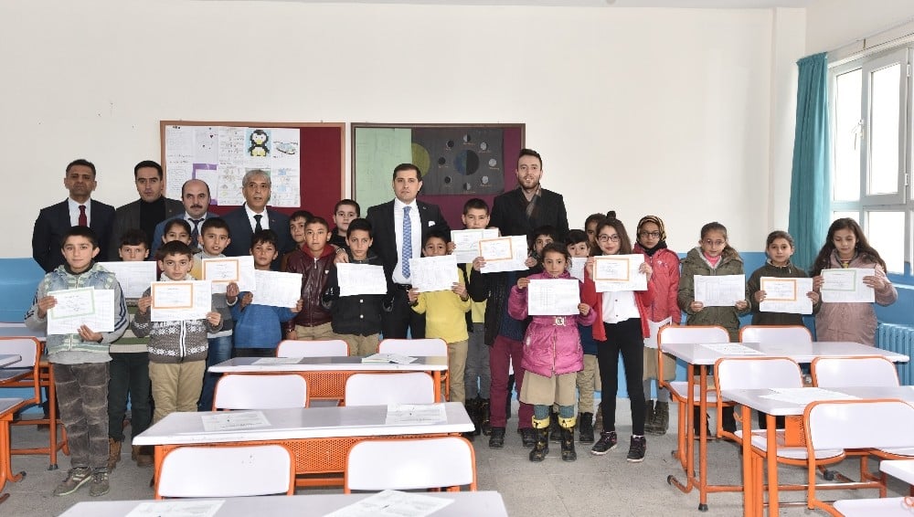 Ahlat’ta 10 bin 200 öğrenci karne aldı 