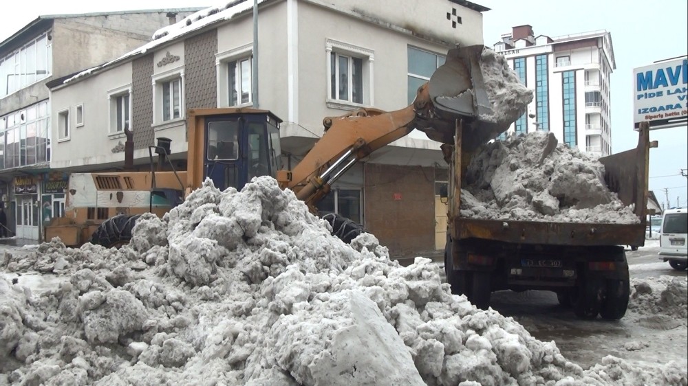 Ahlat’ta 10 günde 600 kamyon kar şehir dışına taşındı 
