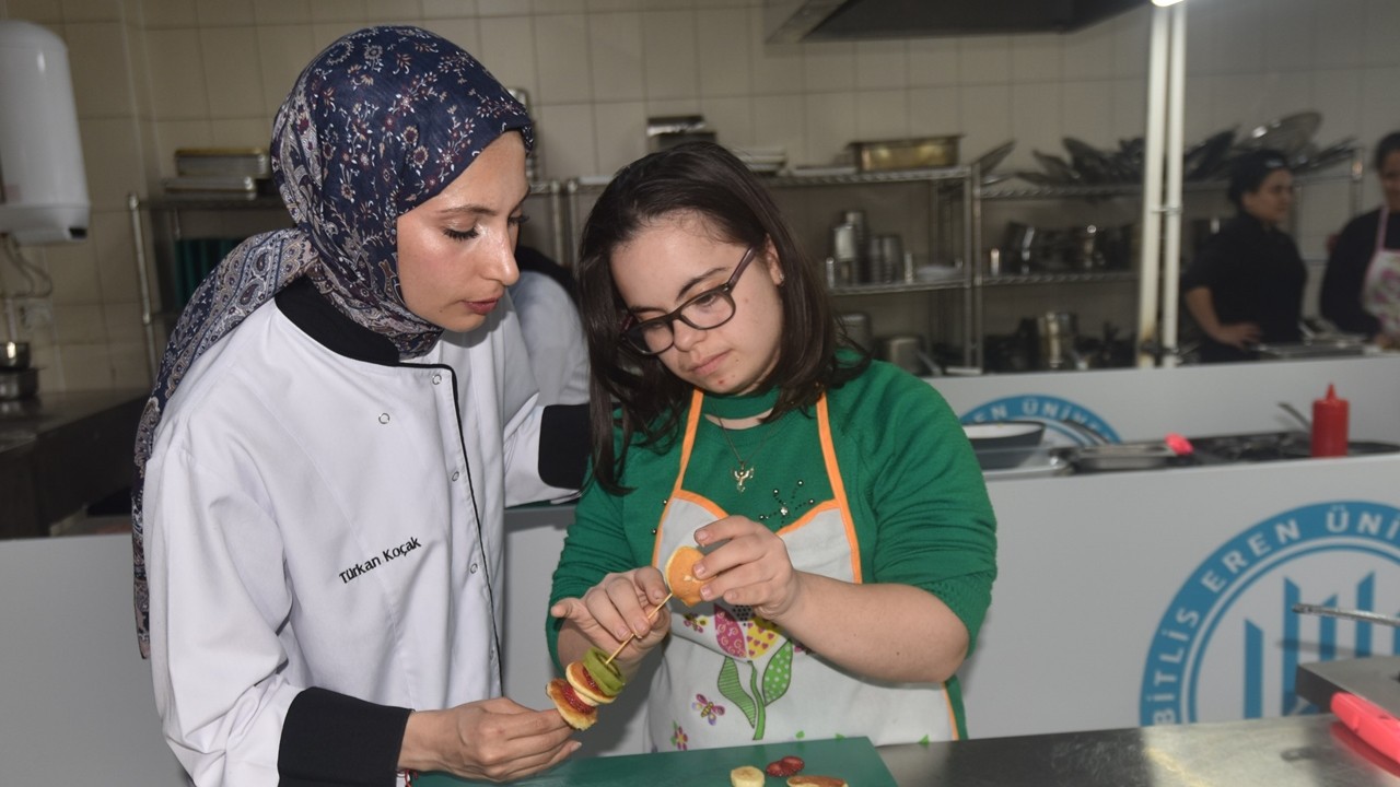 Ahlat’ta 23 Nisan etkinliğinde özel öğrenciler mutfakta hünerlerini sergiledi