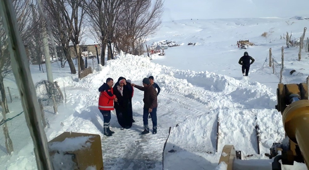 Ahlat’ta 5 kişilik aile karbonmonoksit gazından zehirlendi 