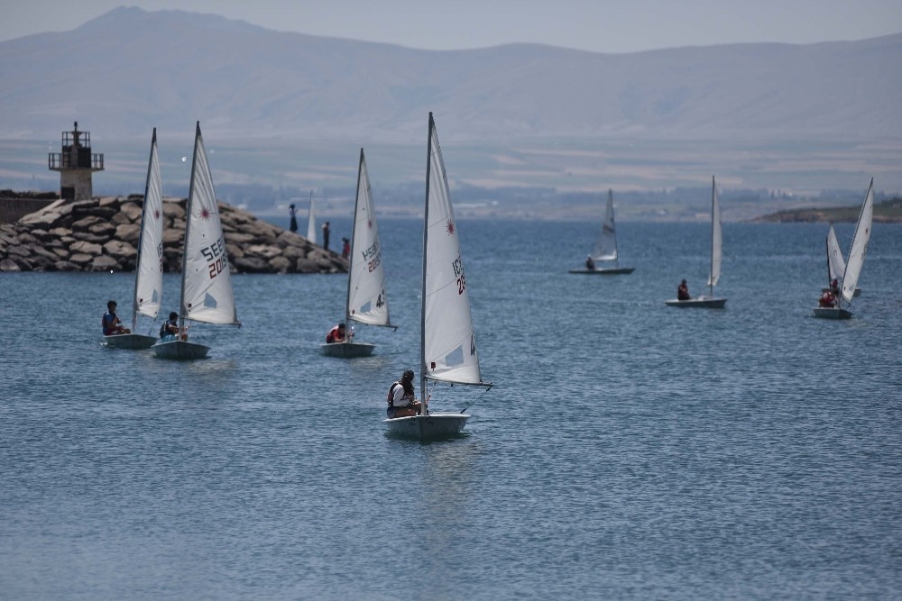 Ahlat’ta 77 yelkencinin katıldığı yelken yarışlar yapıldı 