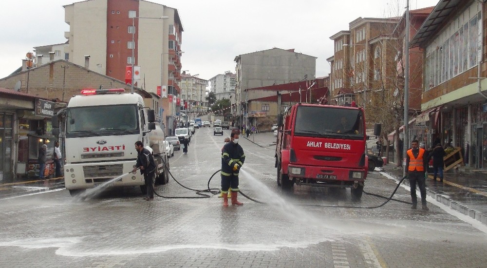 Ahlat’ta cadde ve sokaklar ilaçlı suyla yıkanıyor 
