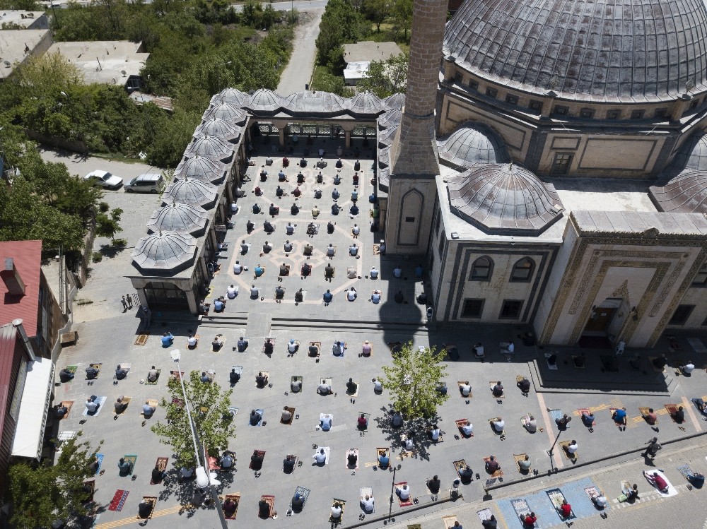 Ahlat’ta cami avlularındaki cuma namazı havadan görüntülendi 