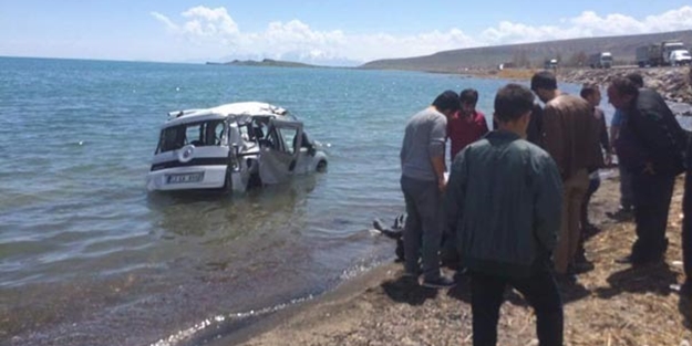 Ahlat’ta feci kaza! Araç Van Gölü'ne uçtu