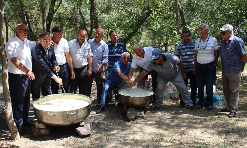 Ahlat’ta geleneksel ayran aşı şöleni 