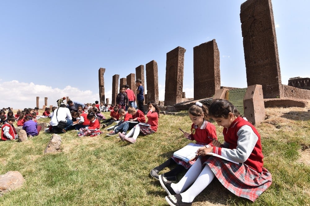 Ahlat’ta ilk ders zili, tarihi Selçuklu Mezarlığı’nda çaldı 