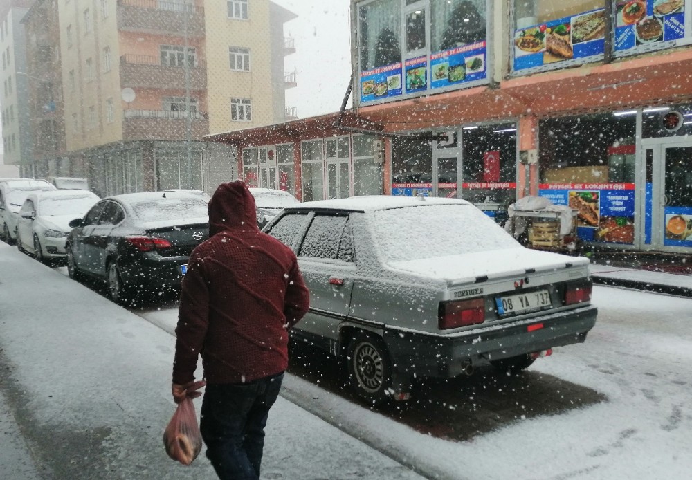 Ahlat’ta kar yağışı yeniden etkili olmaya başladı 