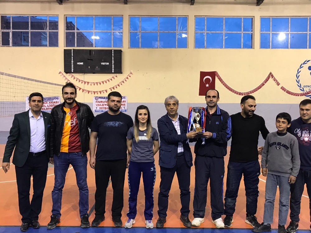Ahlat’ta ‘Kurumlar Arası Voleybol Turnuvası’ sona erdi 