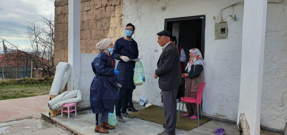 Ahlat’ta yaşlı vatandaşların yardımına koşuluyor 