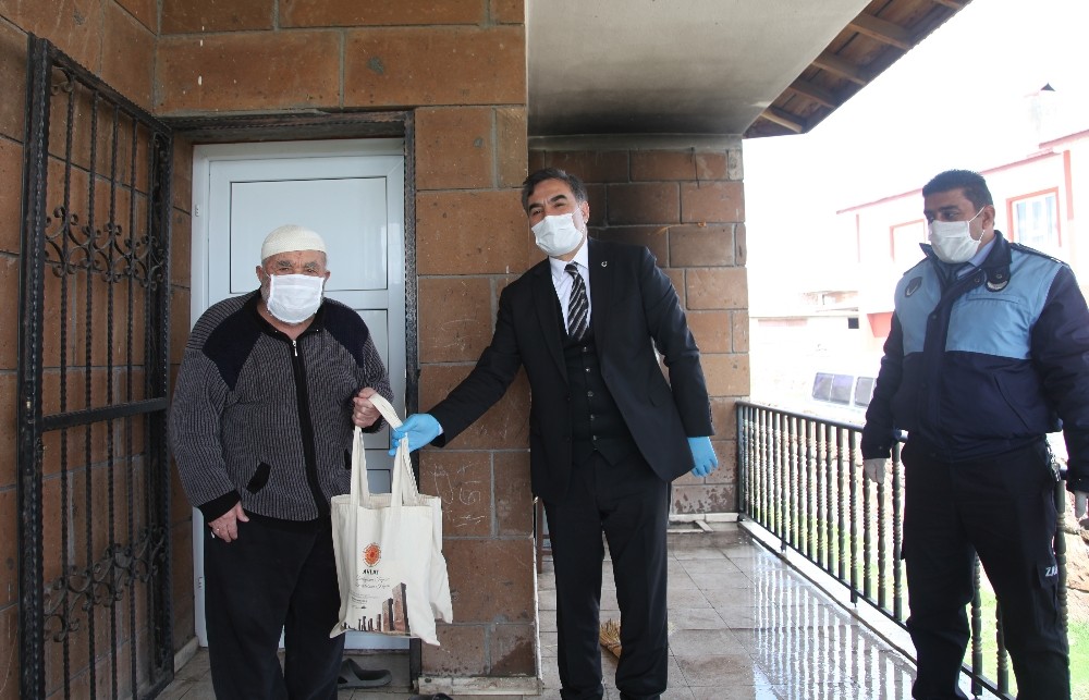 Ahlat’ta yaşlıların Ramazan pidesi ve hurması belediyeden 
