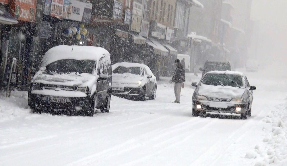 Ahlat’ta yoğun kar yağışı etkili oluyor 