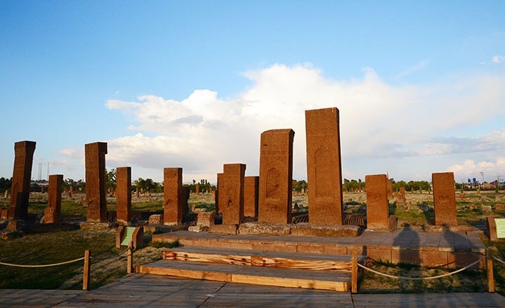 Ahlat’taki Selçuklu Meydan Mezarlığı yoğun ilgi görüyor
