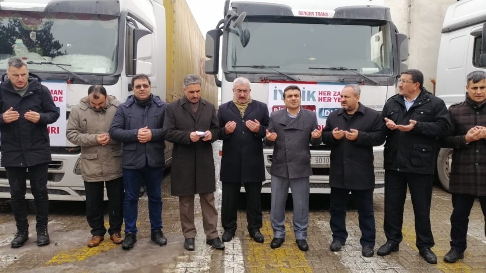 Ahlat’tan Suriye sınırına 3 tır briket yardımı 
