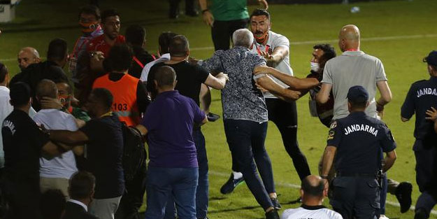 Ahmet Ağaoğlu çılgına döndü! Sahaya dalıp vurmaya kalktı