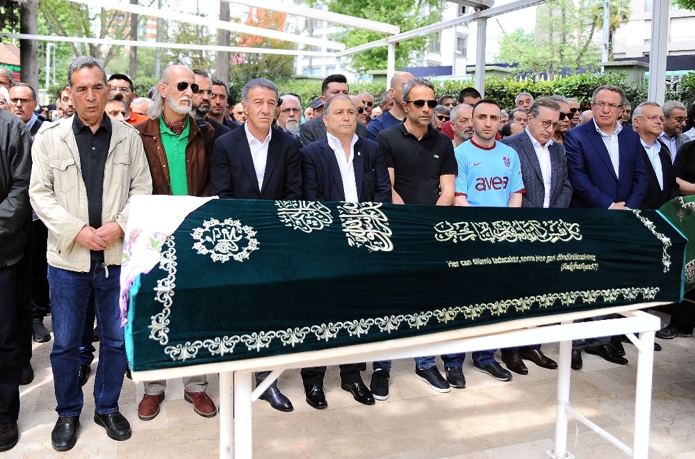 Ahmet Ağaoğlu’ndan kayınvalidesine son görev 