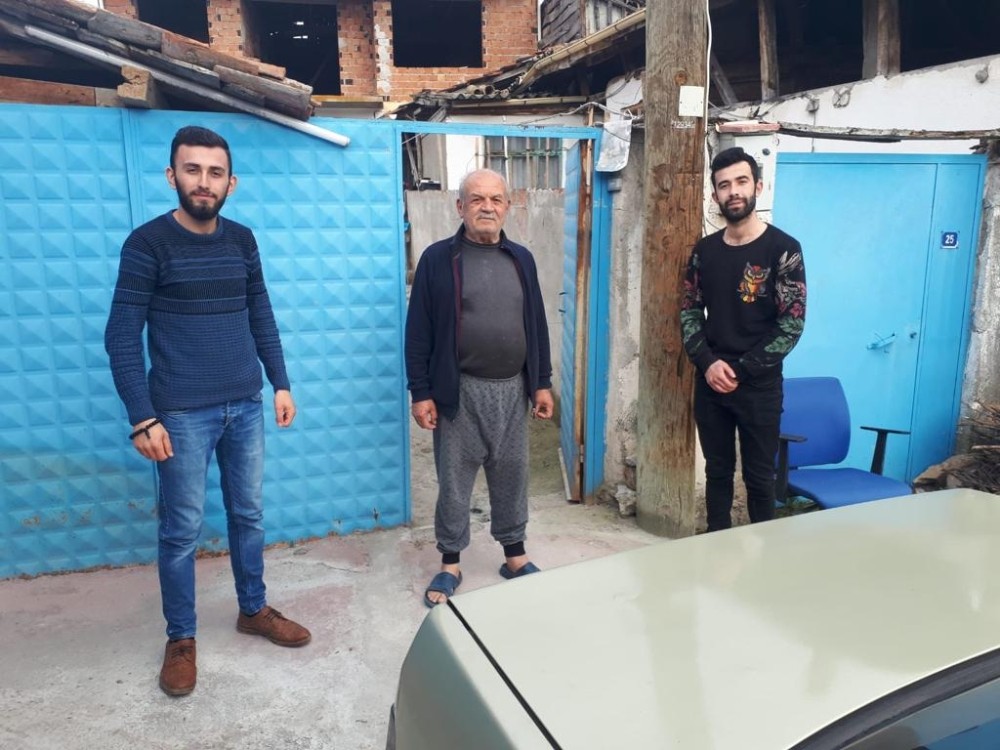Ahmet amcanın kömürlerini gönüllü gençler taşıdı 