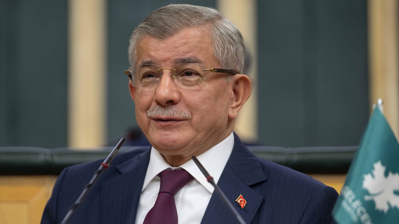 Ahmet Davutoğlu: Cuma namazında kulağıma fısıldadılar! Cumhurbaşkanına yardım et!