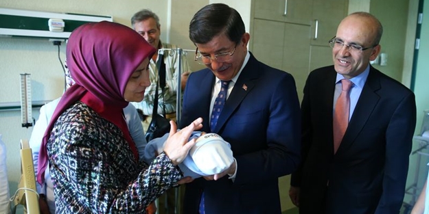 Ahmet Davutoğlu oğul Şimşek'i görmeye gitti