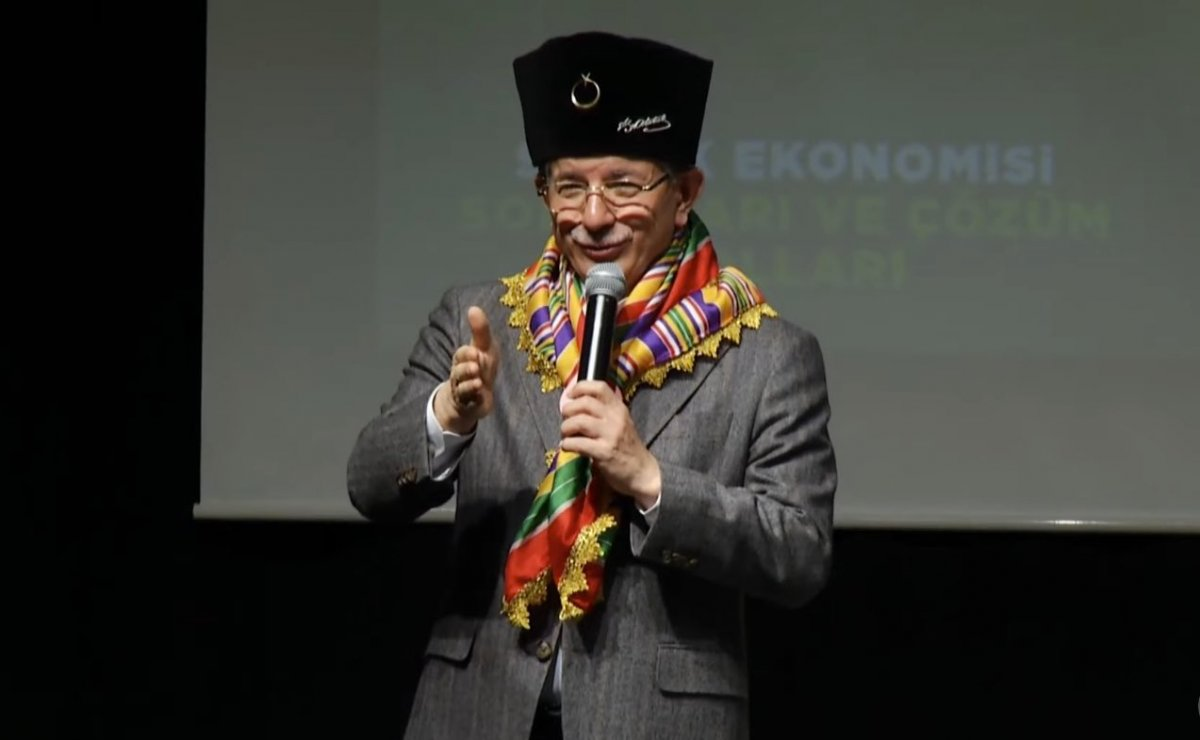 Ahmet Davutoğlu şimdi de Kemalist oldu! Şu kılığa bakın