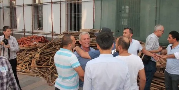 Ahmet Davutoğlu'na protesto: Yediğin ekmeğe ihanet etmeyeceksin