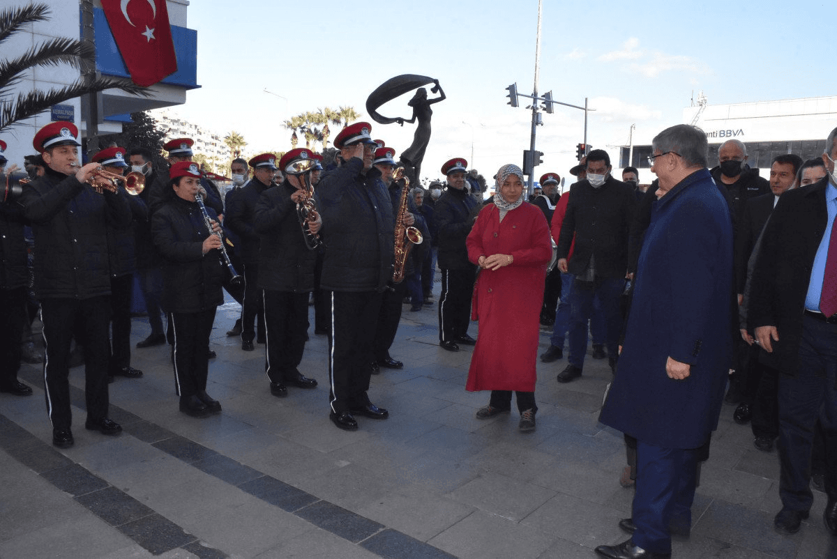 Ahmet Davutoğlu'nu tutabilene aşk olsun! Bu kadar hızlı dönülmez ki