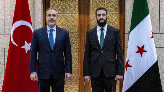 Ahmet Eş- Şara’nın takım elbisesi gündem oldu? Takım elbisesi ve ayakkabısı kimin hediyesi?