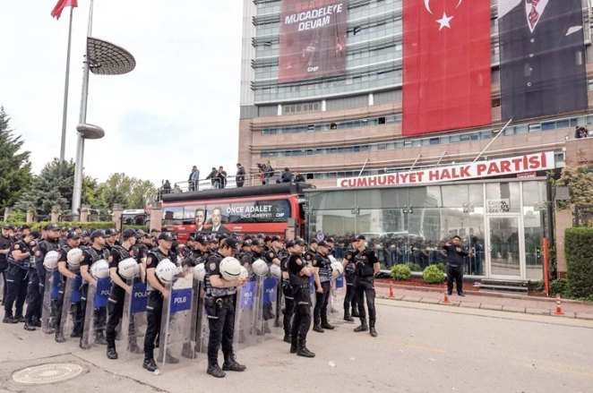 Ahmet Hakan’dan CHP’deki kriz için çarpıcı analiz: "İmamoğlu / Özel ikilisi vuruşmayı tercih etti"