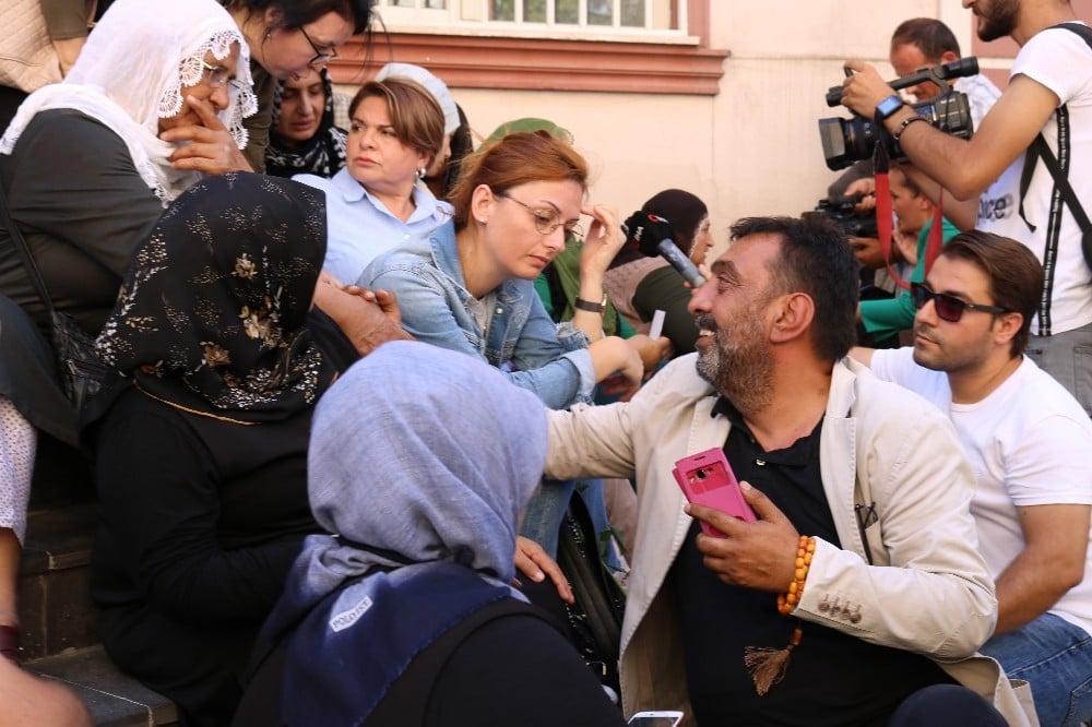 Ahmet Yenilmez’den HDP önünde oturma eylemi yapan ailelere destek ziyareti 