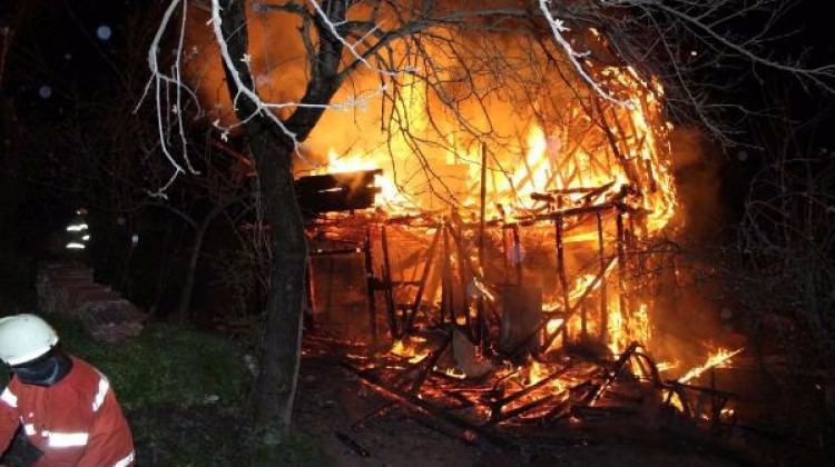 Ahşap bina alev alev yandı!