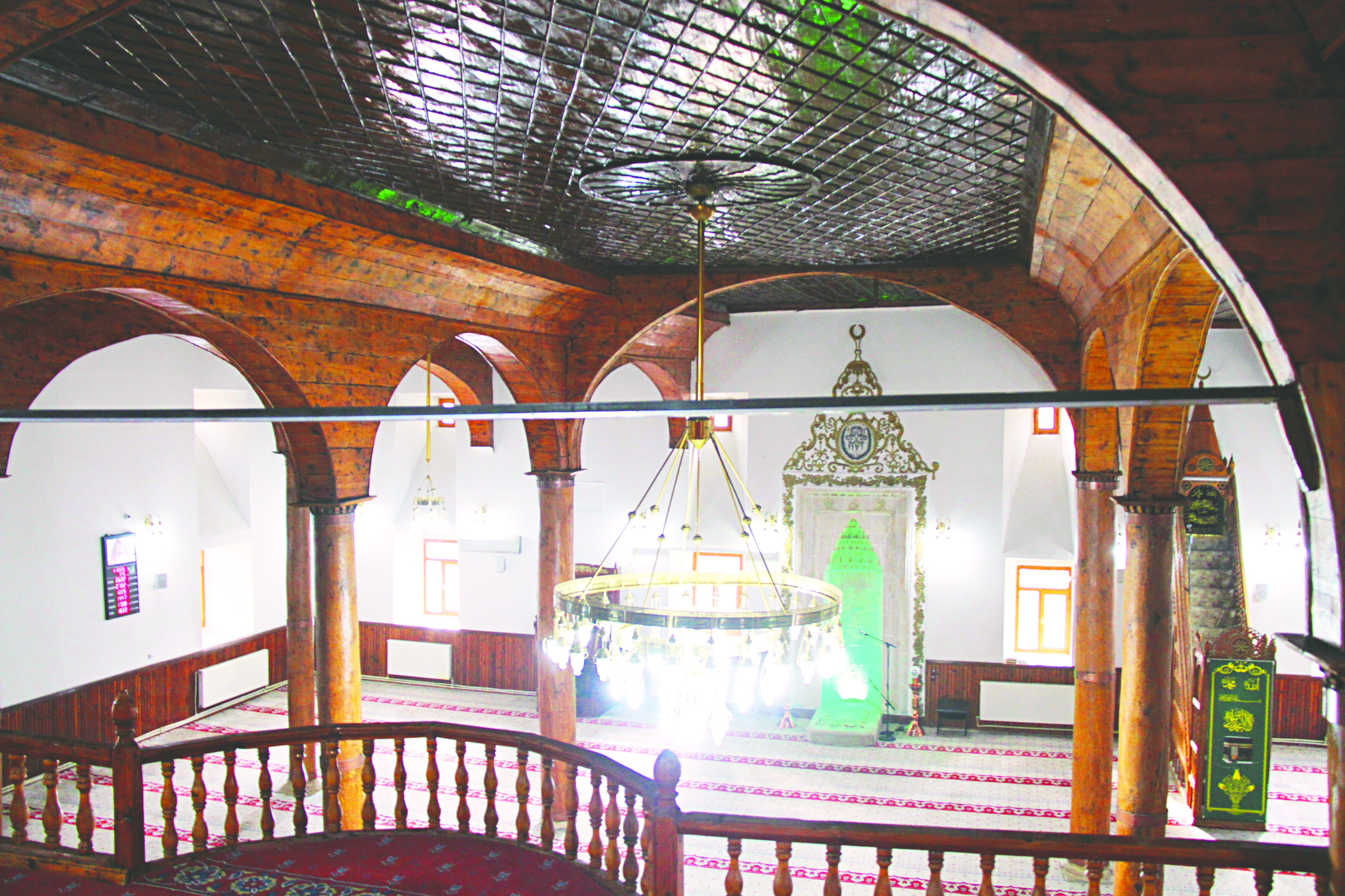 Ahşap direkli cami asırlardır ayakta